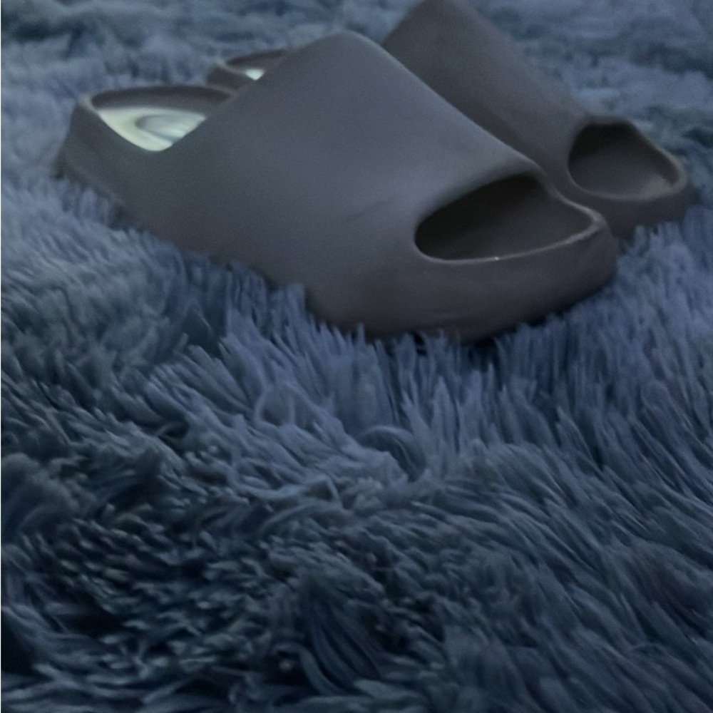Yeezy slides (bone color) size 5.5